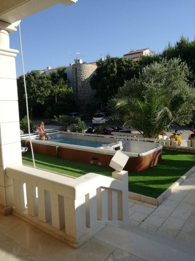 Guesthouse Villa Jurisic Novalja Exterior foto
